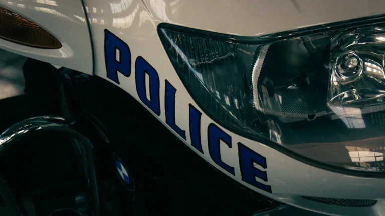 Gros plan sur le marquage 'Police' d'un véhicule d'intervention