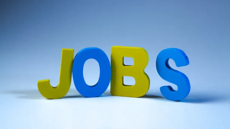 Représentation graphique du mot 'JOBS' pour l'ouverture des candidatures d'été à Cēsis
