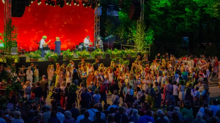 Foires et spectacles pour la fête de l'Indépendance à Ogre