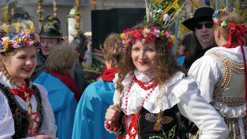 Une jeune femme en costume traditionnel letton portant une couronne de fleurs lors des fêtes de mai à Limbažu.