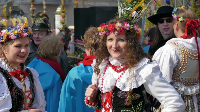 Une jeune femme en costume traditionnel letton portant une couronne de fleurs lors des fêtes de mai à Limbažu.
