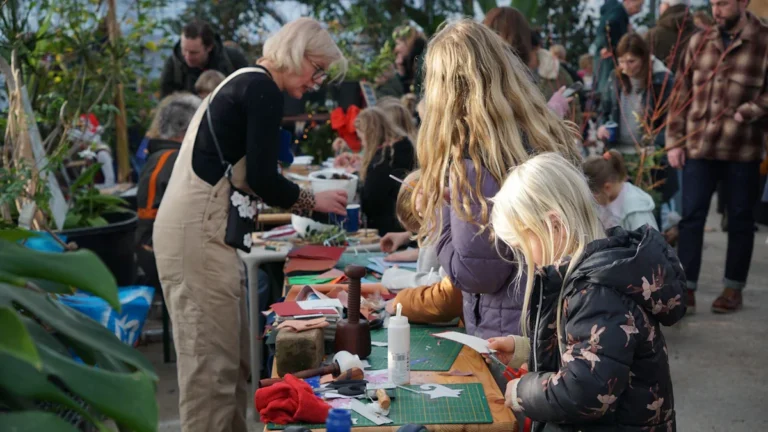 Un atelier créatif à Salaspils montrant des parents et des enfants participant ensemble à des activités manuelles.