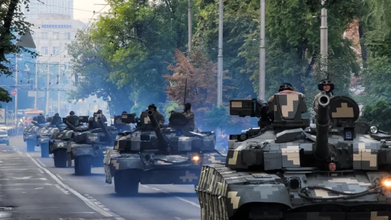 Militārās tehnikas kolonna pilsētas ielās vērienīgas parādes laikā