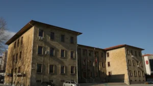 Vēsturiska akmens ēka ar daudziem logiem, kas simbolizē pašvaldības administratīvo darbu un īpašumu pārvaldību.