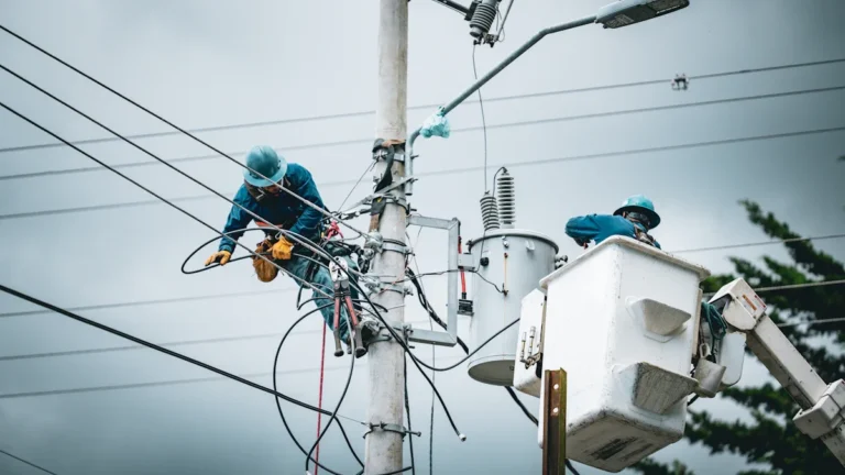 Elektromontieri veic remontdarbus pie elektrolīnijas balsta, gatavojoties plānotajam elektroenerģijas pārtraukumam Baldonē.