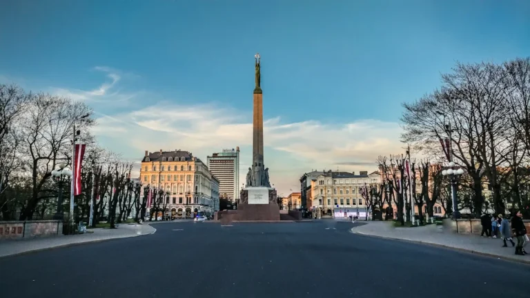 Brīvības svētki Rīgā: skats uz Brīvības pieminekli saulainā dienā