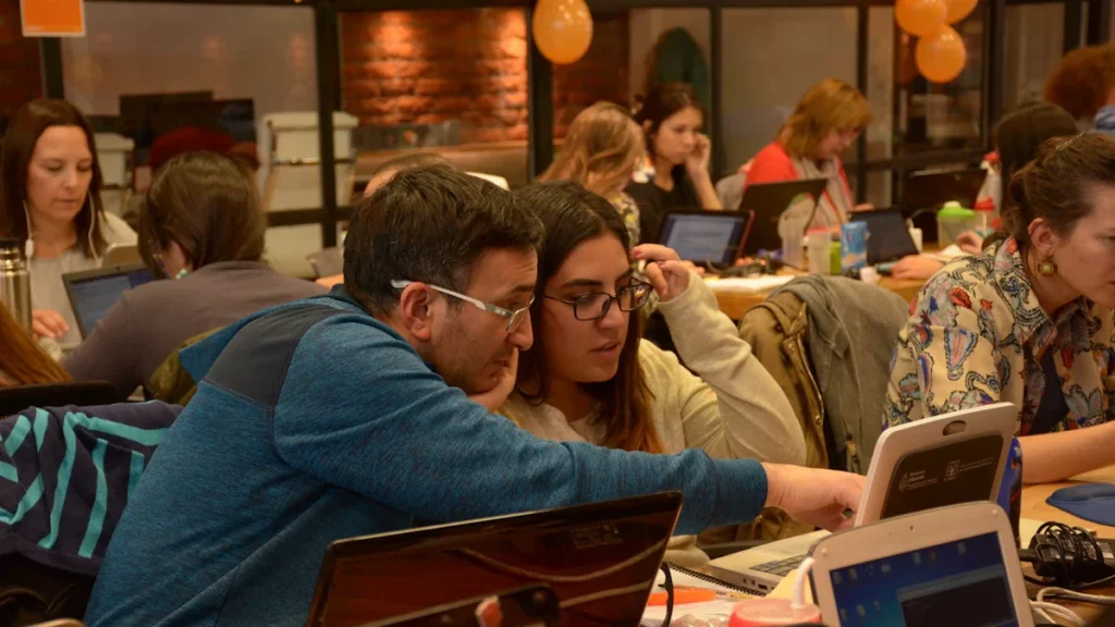 Iedzīvotāji Cēsīs apmeklē datorapmācības, lai apgūtu e-pakalpojumu lietošanu