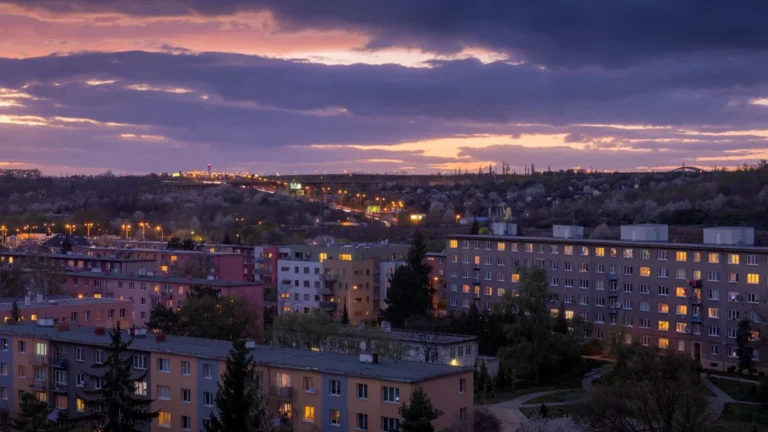 Daudzstāvu dzīvojamās mājas pilsētvidē vakara stundā