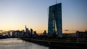 Eiropas Centrālās bankas ēka Frankfurtē saulrietā pie Mainas upes krastiem.