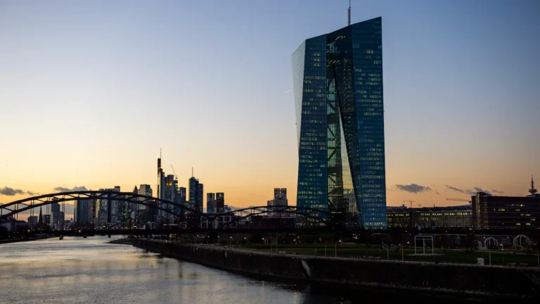 Eiropas Centrālās bankas ēka Frankfurtē saulrietā pie Mainas upes krastiem.