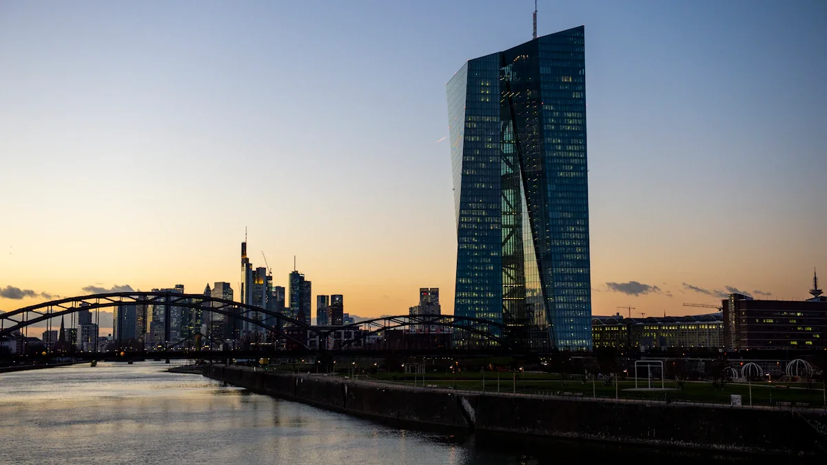 Eiropas Centrālās bankas ēka Frankfurtē saulrietā pie Mainas upes krastiem.