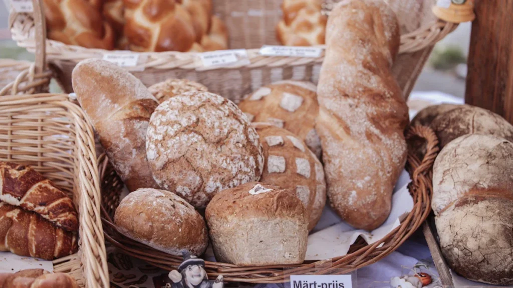 Svaigi cepta amatnieku maize pītos grozos, simbolizējot vietējo mājražotāju veikumu un tradīcijas.