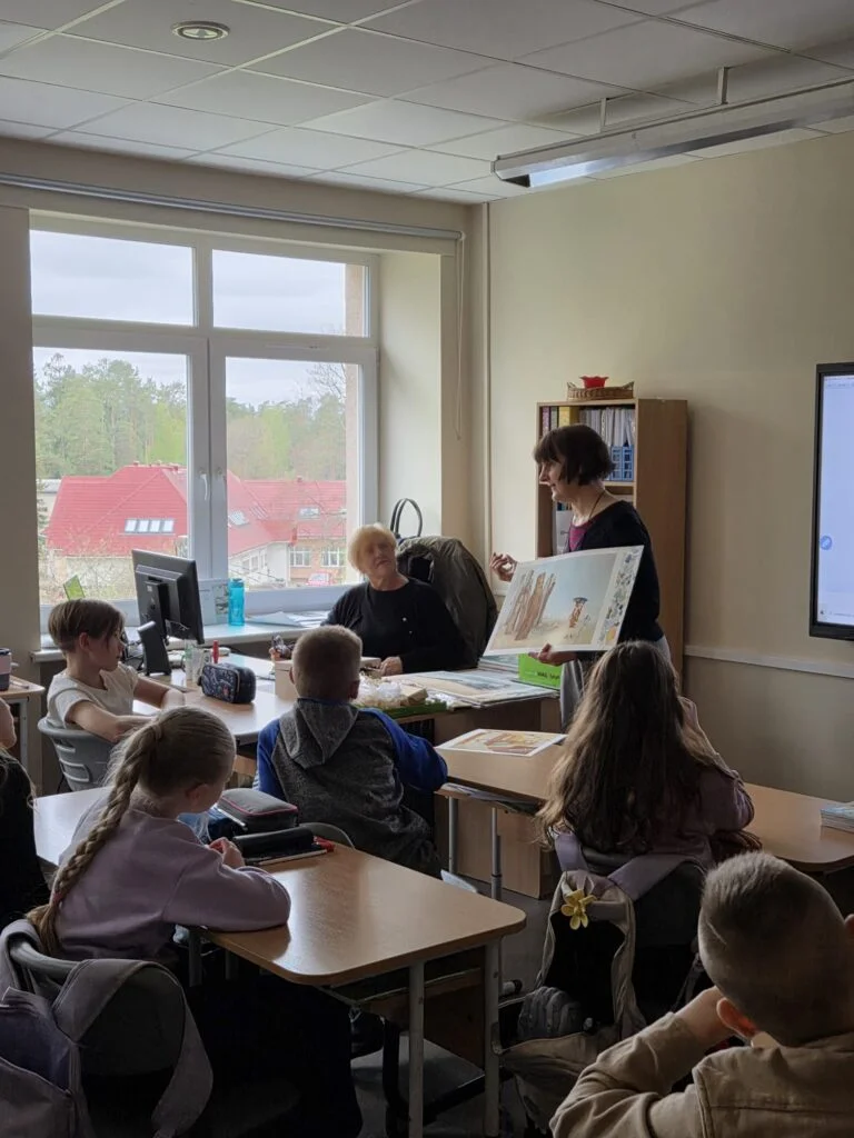 Inčukalna skolēni kopā ar rakstnieci Inesi Zanderi atdzīvina "Skaidu pasaku"