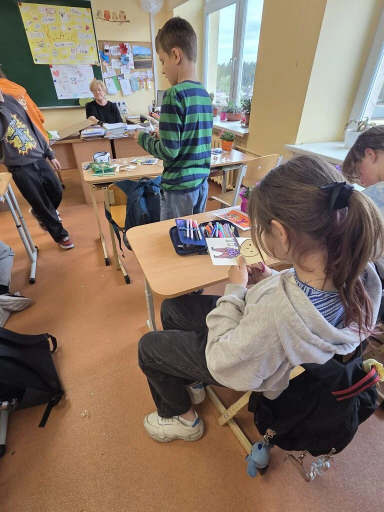Inčukalna skolēni kopā ar rakstnieci Inesi Zanderi atdzīvina "Skaidu pasaku"
