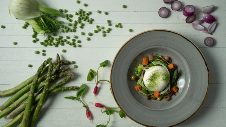 Gourmet restorāna pavasara maltīte ar burratas sieru, sparģeļiem un zirnīšiem Jelgavas gardēžu svētkos
