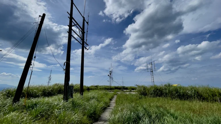 Sakaru torņi un antenas uz pakalna, kas simbolizē gaisa telpas novērošanas infrastruktūru pierobežā.