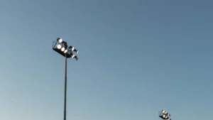 Futbola stadiona apgaismojuma stabi skaidrās debesīs pirms gaidāmās Nāciju līgas spēles.