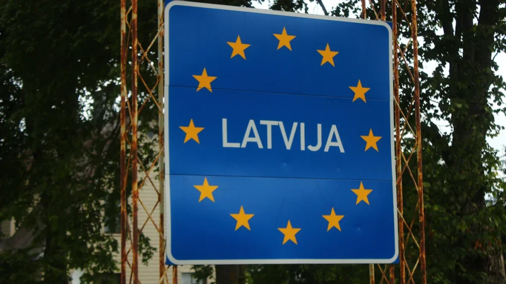 Latvijas valsts robežas norādes zīme ar Eiropas Savienības zvaigznēm uz zila fona