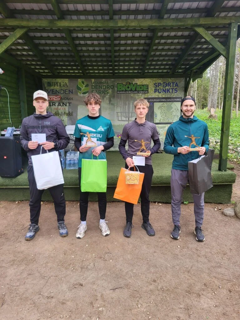 Lēdurgas disku golfa trasē sezonu atklāj 76 sportisti