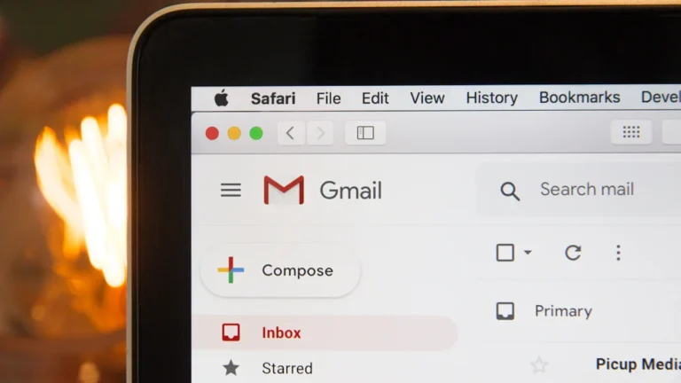 Tuvplāns ar klēpjdatora ekrānu, kurā redzama Gmail pastkaste ar ienākošajiem e-pastiem.