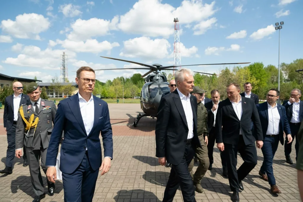 Somijas prezidents Aleksandrs Stubs un Lietuvas prezidents Gitans Nausēda iet pa laukumu pie helikoptera.