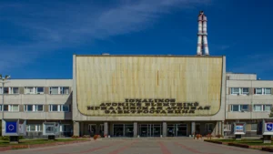 Ignalinas atomelektrostacijas galvenā ieeja Lietuvā ar uzrakstu uz ēkas fasādes.