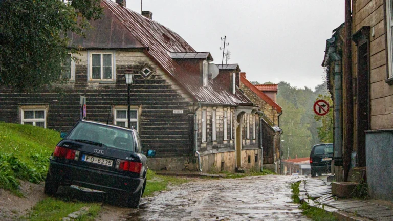 Une rue historique de Madona en Lettonie avec ses maisons traditionnelles en bois