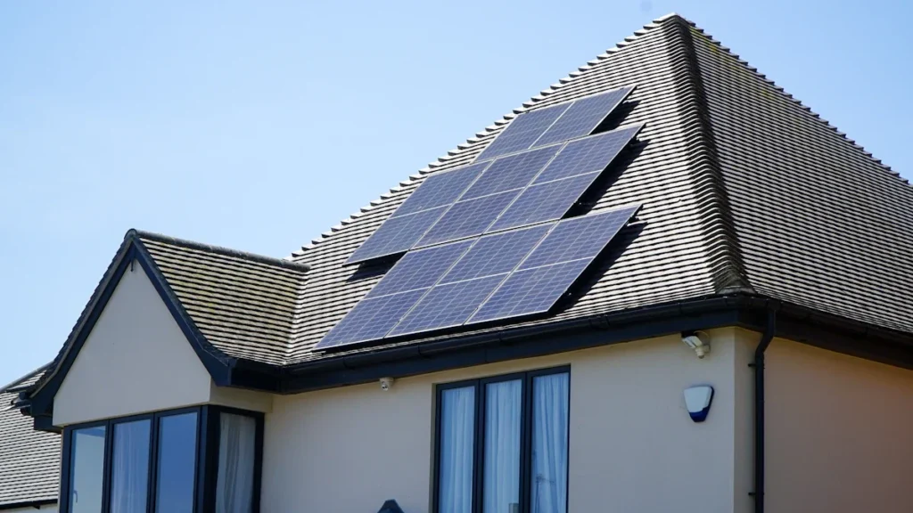 Mājokļa jumts ar uzstādītiem saules paneļiem, kas palīdz samazināt elektroenerģijas izmaksas un veicina energoefektivitāti.