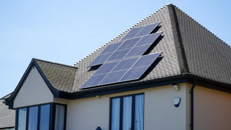 Mājokļa jumts ar uzstādītiem saules paneļiem, kas palīdz samazināt elektroenerģijas izmaksas un veicina energoefektivitāti.
