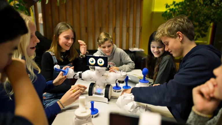 Madonas novada skolēni Rīgā aizrautīgi pēta robotikas tehnoloģijas