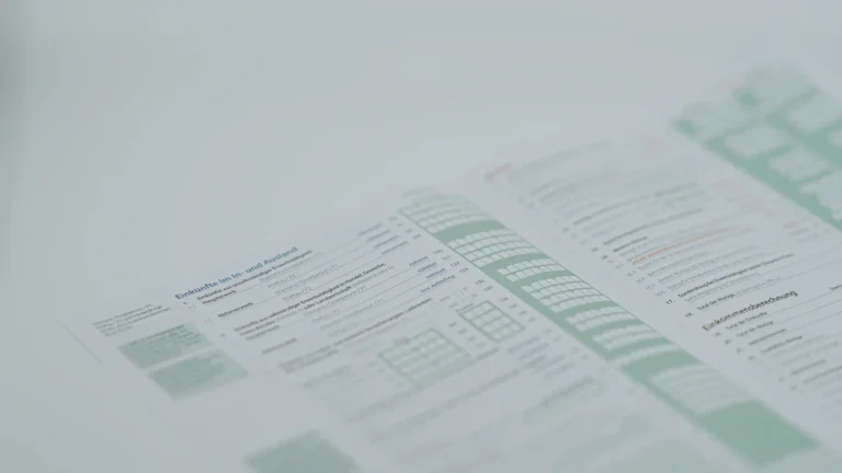 Dokumenta tuvplāns ar tabulām un tekstu, kas simbolizē Valsts kontroles revīzijas ziņojuma projektu.