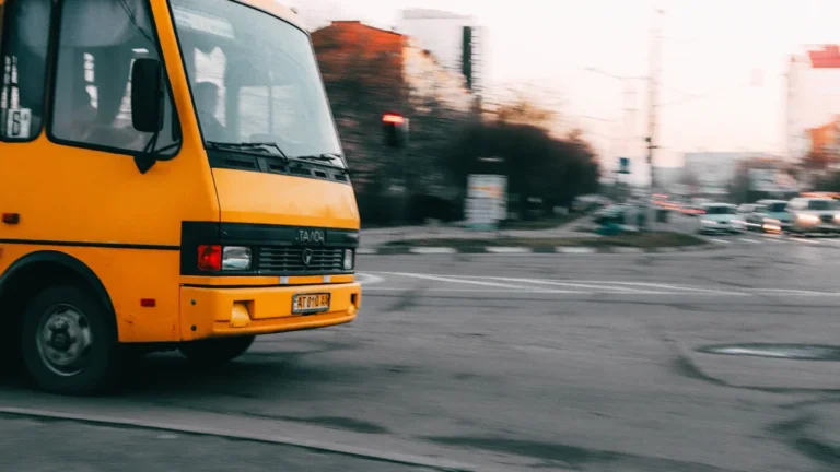 Dzeltens pilsētas autobuss kustībā