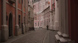 Vēsturiska iela ar nelīdzenu bruģi, kas ilustrē vēsturisko vidi Rēzeknē.