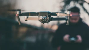 Rīgā skaidro drošu rīcību dronu apdraudējuma laikā