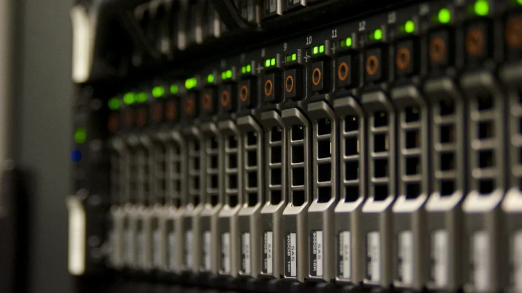 Serveru statnes ar zaļām gaismas diodēm modernā datu centrā