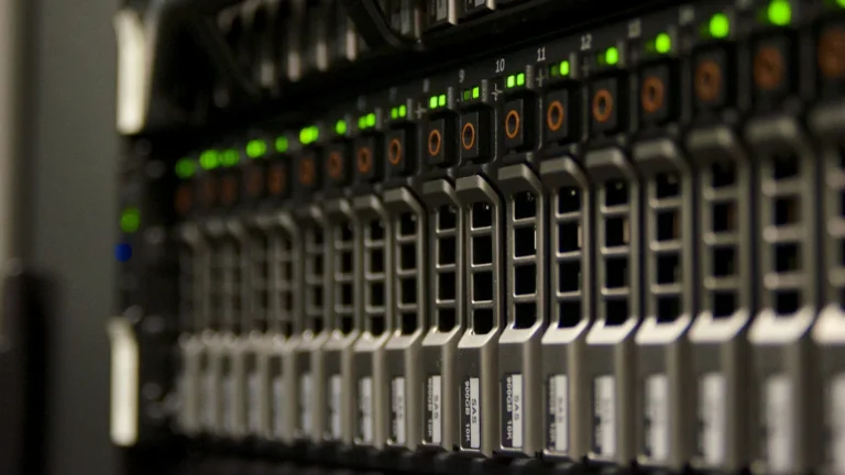 Serveru statnes ar zaļām gaismas diodēm modernā datu centrā