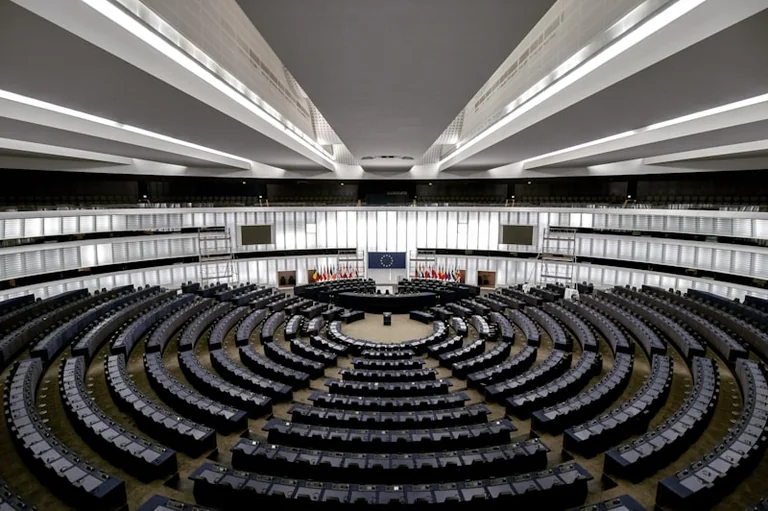 15. Saeima un astoņu sarakstu risks līdz 2026. gada oktobrim
