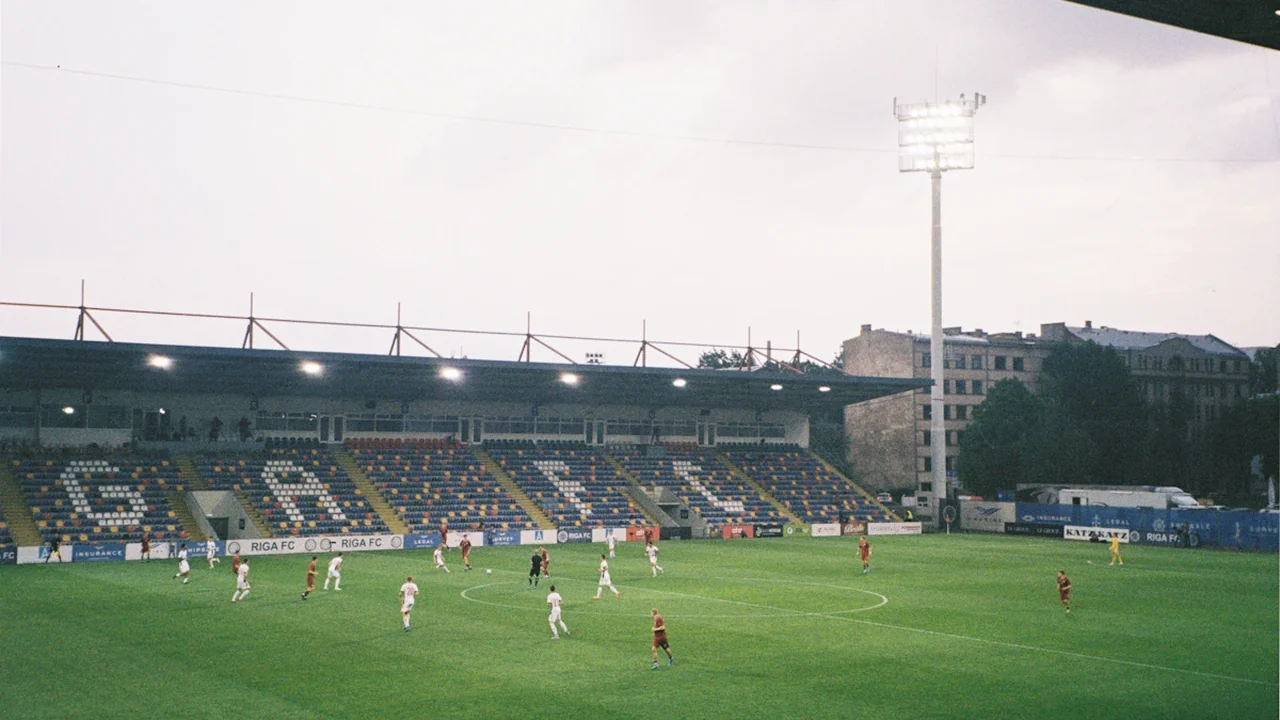 Futbola spēle stadionā Rīgā, gatavojoties gaidāmajai FIBA kvalifikācijas cīņai pret Austriju.