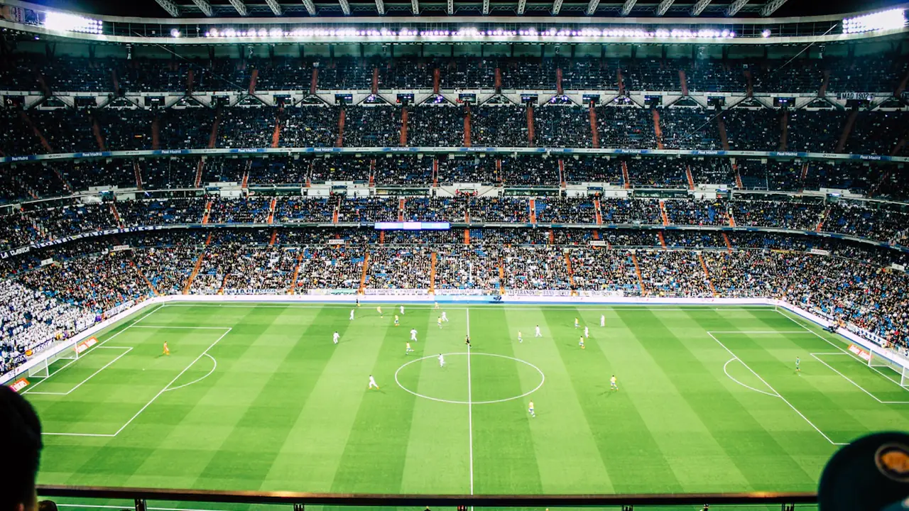 Futbola stadions ar skatītājiem tribīnēs pirms svarīgas starptautiskas futbola spēles sākuma.