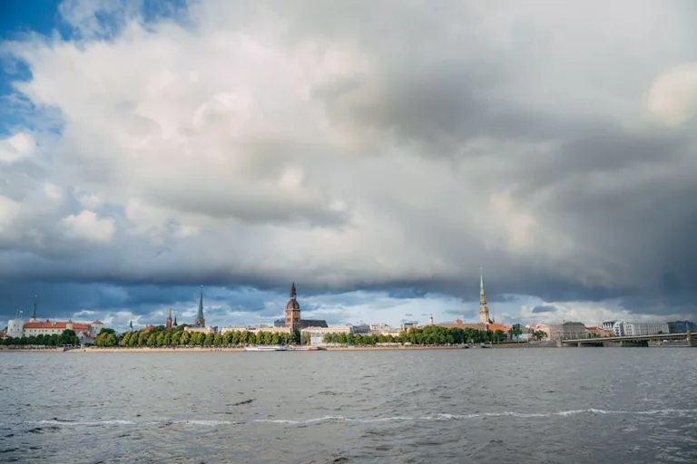 Rīgā aicina palikt telpās bīstama negaisa laikā