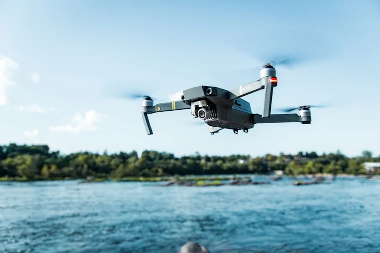 Vai Latvijas valdība līdz 2026. gada beigām ieviesīs obligāto dronu apdrošināš
