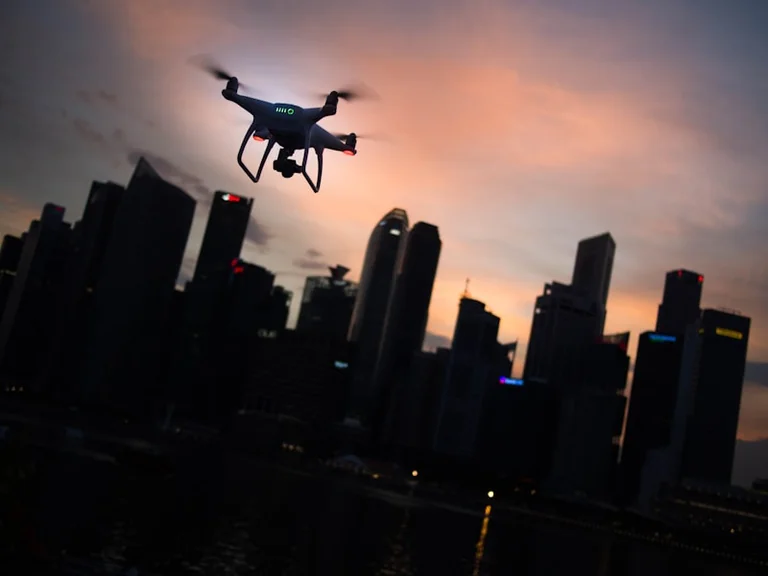 Vai Latvijas valdība līdz 2026. gada beigām ieviesīs obligāto dronu apdrošināš
