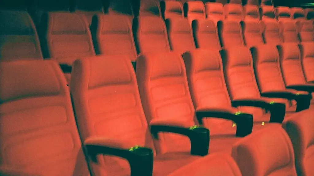 Sarkanas kinozāles sēdvietas, kas gaida skatītājus pirms īsfilmu konkursa pasākuma Rīgā.