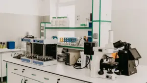 Moderna laboratorija ar mikroskopiem un zinātnisko aprīkojumu pētnieciskajam darbam un analīzēm.