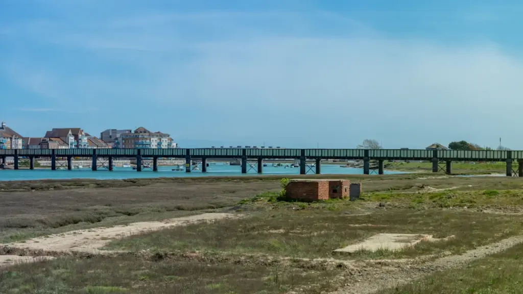 Panorāmas skats uz pilsētas infrastruktūru un tiltu drošības tēmas raksta ilustrācijai.