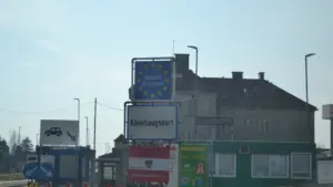 Robežšķērsošanas punkts ar Eiropas Savienības karogu, kas simbolizē drošu un atvērtu robežu.