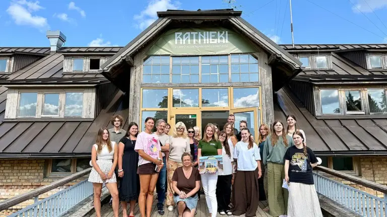Ratniekos ainava kļūst par mākslas studentu brīvdabas studiju