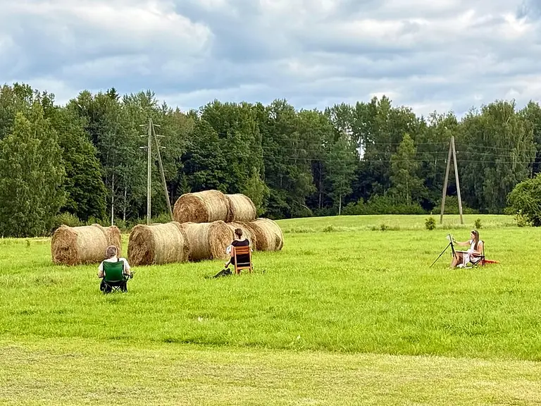 Ratniekos ainava kļūst par mākslas studentu brīvdabas studiju