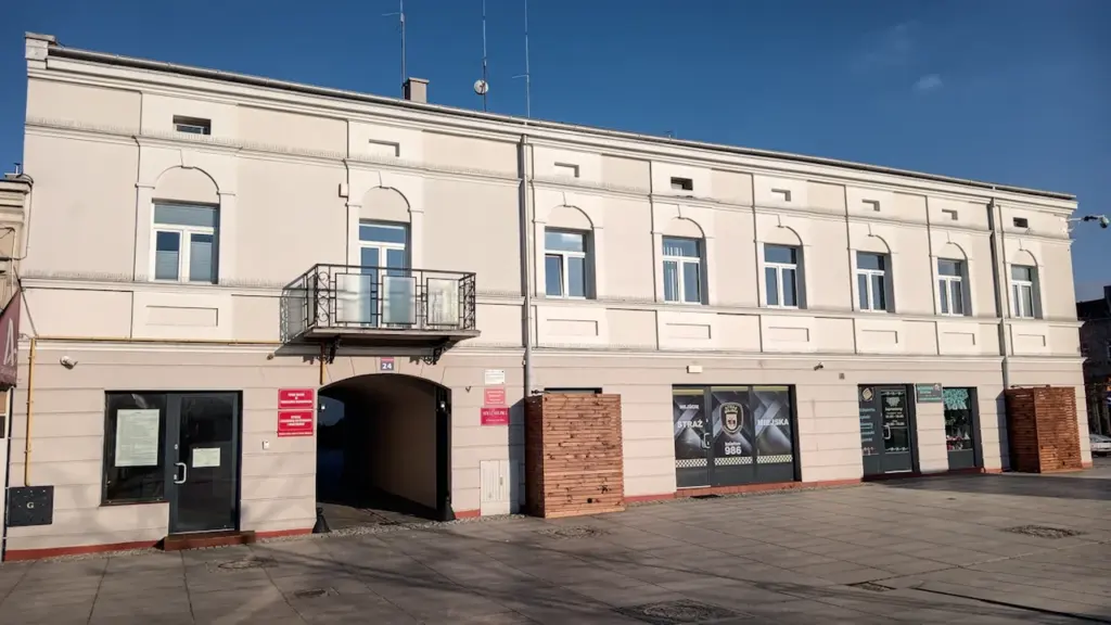 Ēkas fasāde ar balkonu, kas varētu simbolizēt Salaspils pašvaldības administratīvo ēku vai centru.
