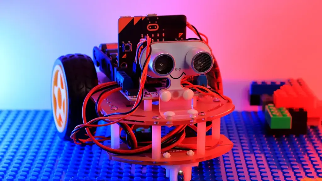 Robots un izglītojoši konstruktori bērnu tehnoloģiju darbnīcai bibliotēkā Gāliņciemā Ventspilī.